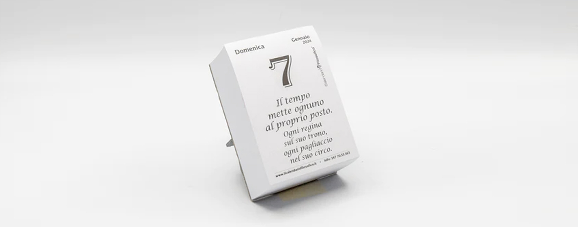 Il Calendario Filosofico 2024 con Supporto in Cartone, Il Primo e  L'Originale Calendario da Tavolo con 365 Giorni di Frasi Filosofiche, Made  in Italy Formato A7 da 7,4x10,5 cm : : Cancelleria