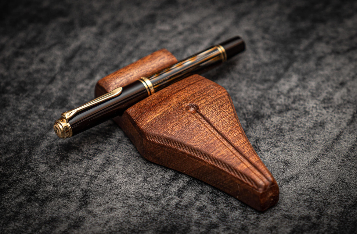 Galen Leather The Nib Rest Wooden Pen - Supporto per Penne in Legno di Mogano